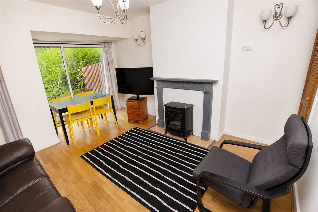Property photo 1 of 8 Living Room