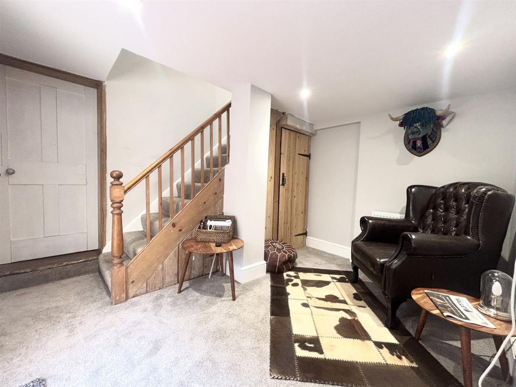 Property photo 2 of 18 Entrance Hall.Jpg