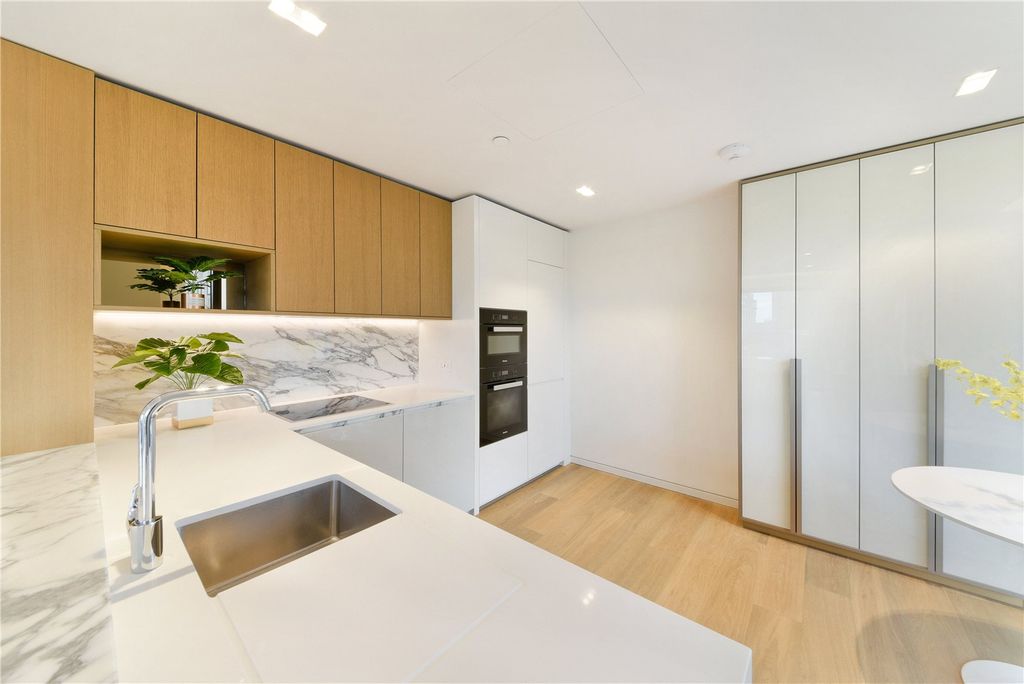 Property photo 3 of 11 Kitchen/Reception