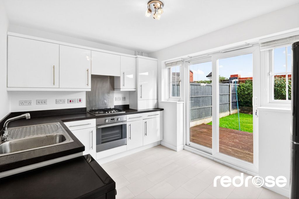 Property photo 2 of 12 11 Hampshire Ave Photos-12