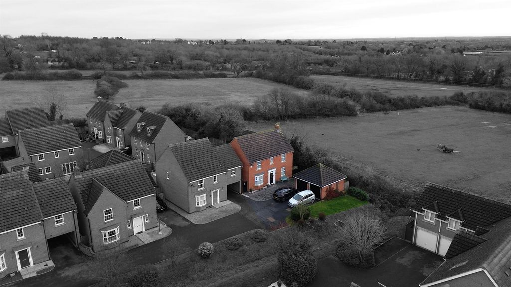 Property photo 2 of 25 Garner Close