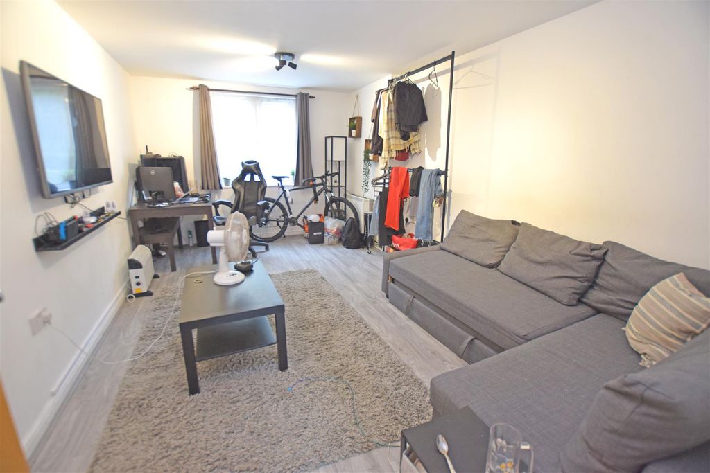 Property photo 2 of 10 Lounge.Jpg