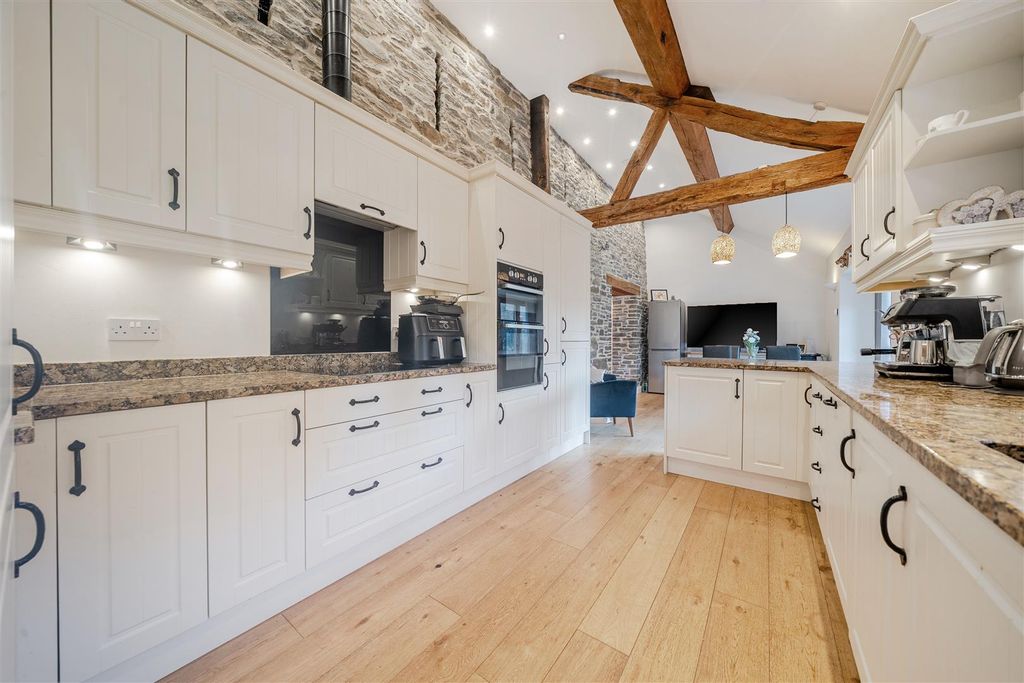 Property photo 3 of 25 1415850-16-699328706F16A.Jpg