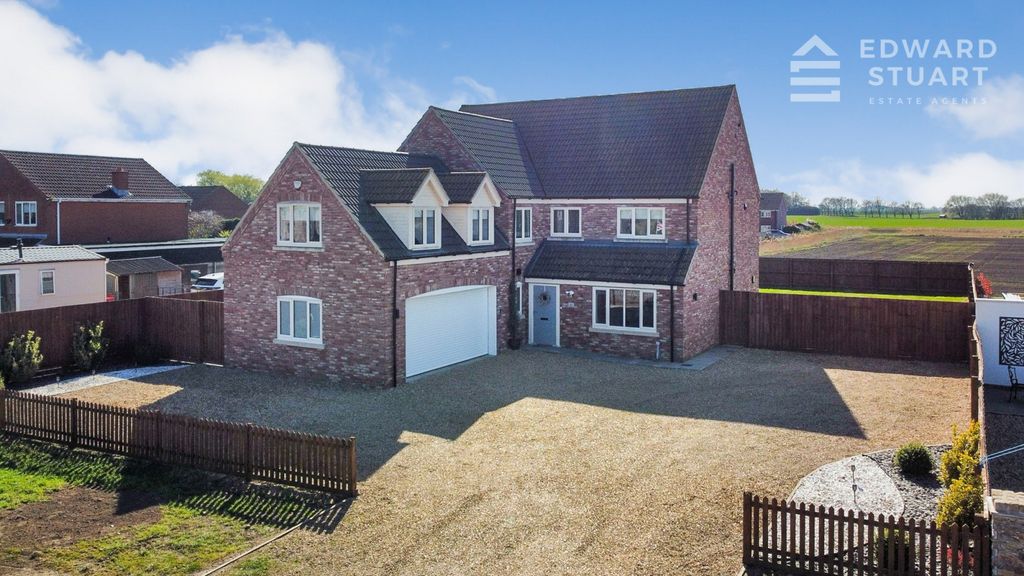 Property photo 1 of 28 Mill Road, Pe13