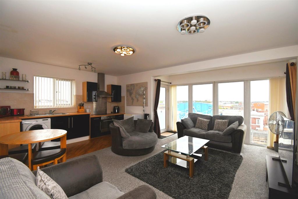 Property photo 1 of 8 Kitchen / Lounge