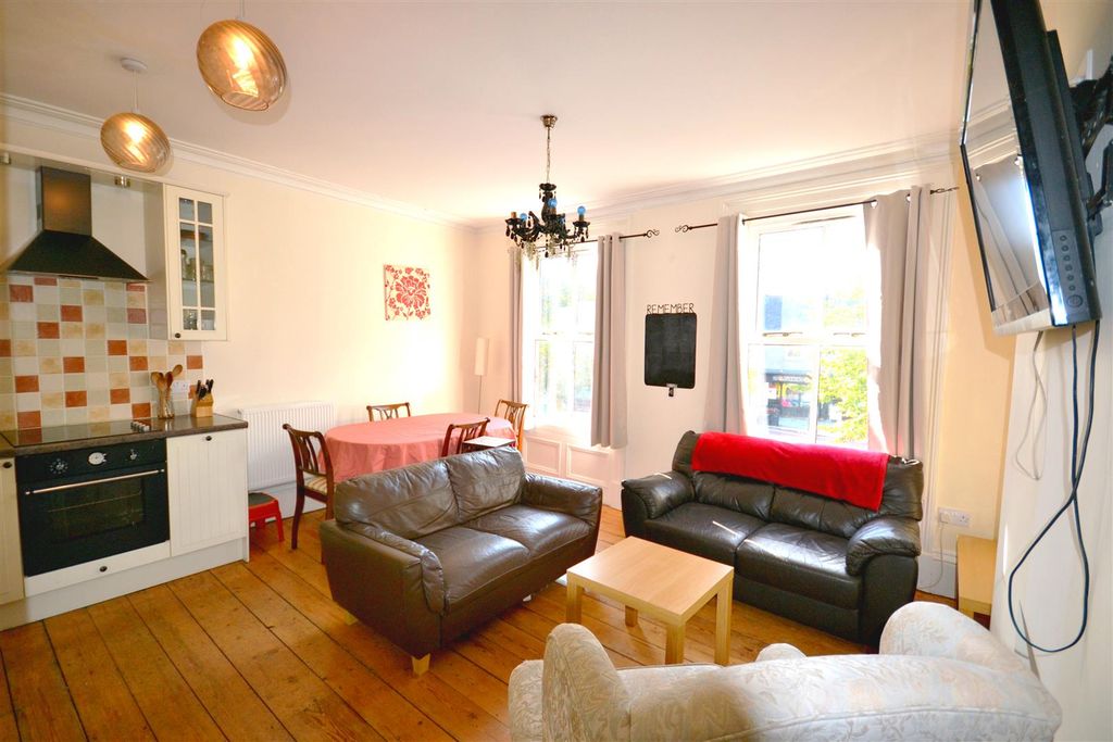 Property photo 3 of 10 96 Bondgate Lounge.Jpg