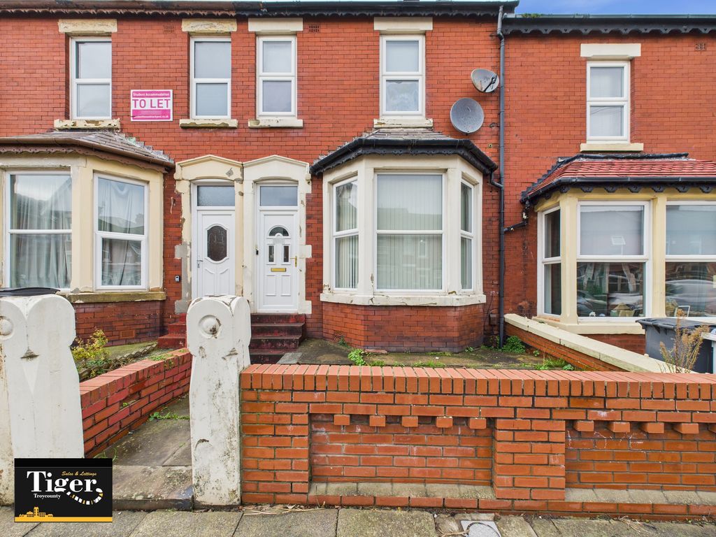 Property photo 2 of 13 Cam03440G0-Pr0455-Still002