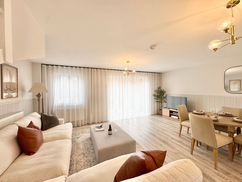 Property photo 1 of 13 Living Room