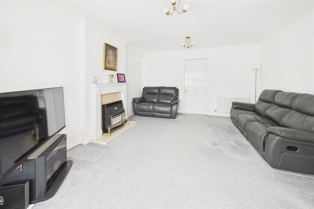 Property photo 3 of 22 Lounge