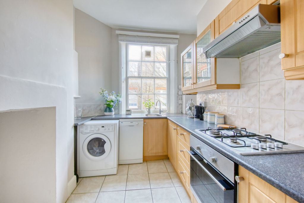 Property photo 3 of 7 Kitchen 3