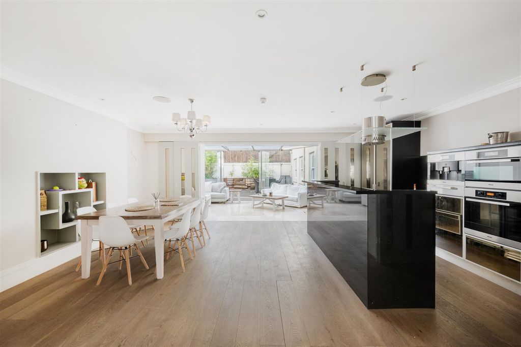 Property photo 3 of 12 26 Wellington Road Lo-4.Jpg
