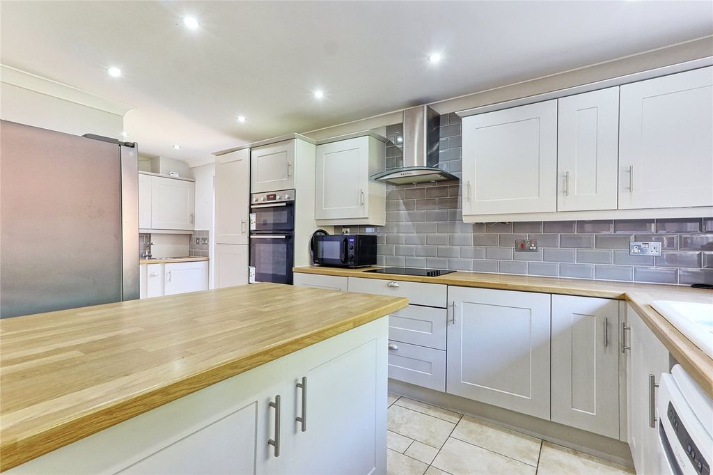 Property photo 3 of 31 Kitchen