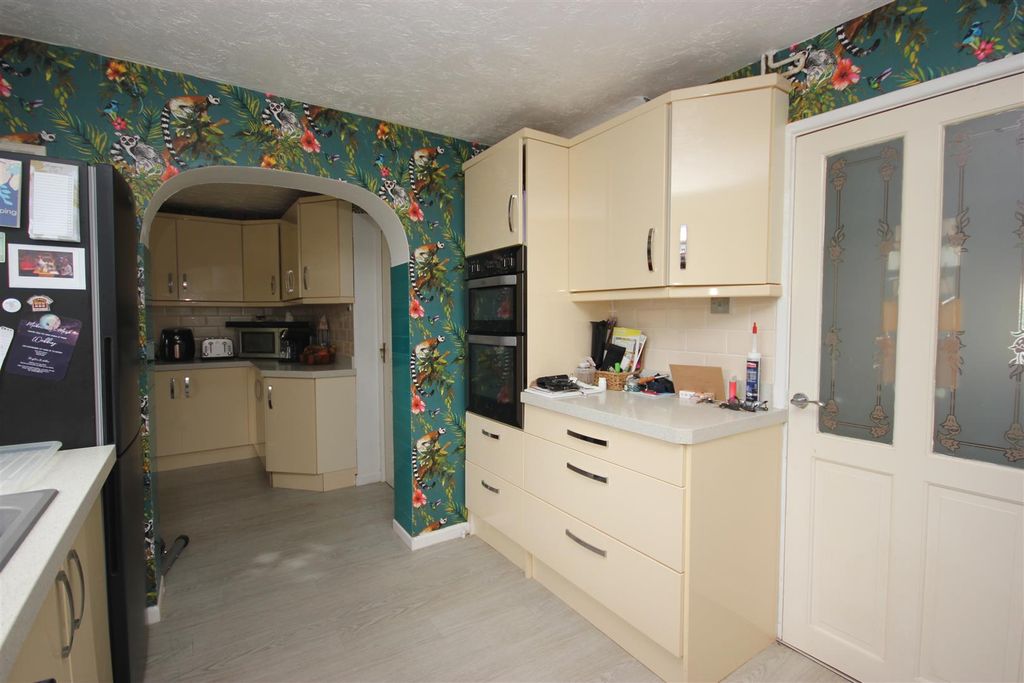 Property photo 3 of 17 Kitchen 2.Jpg