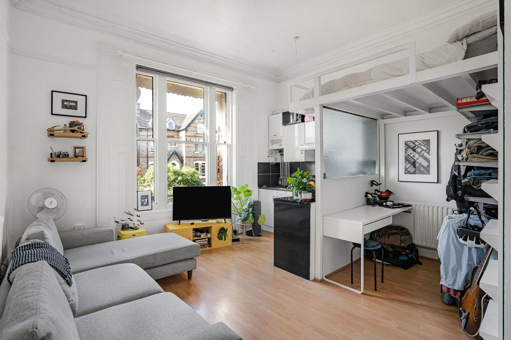 Property photo 3 of 15 Studio