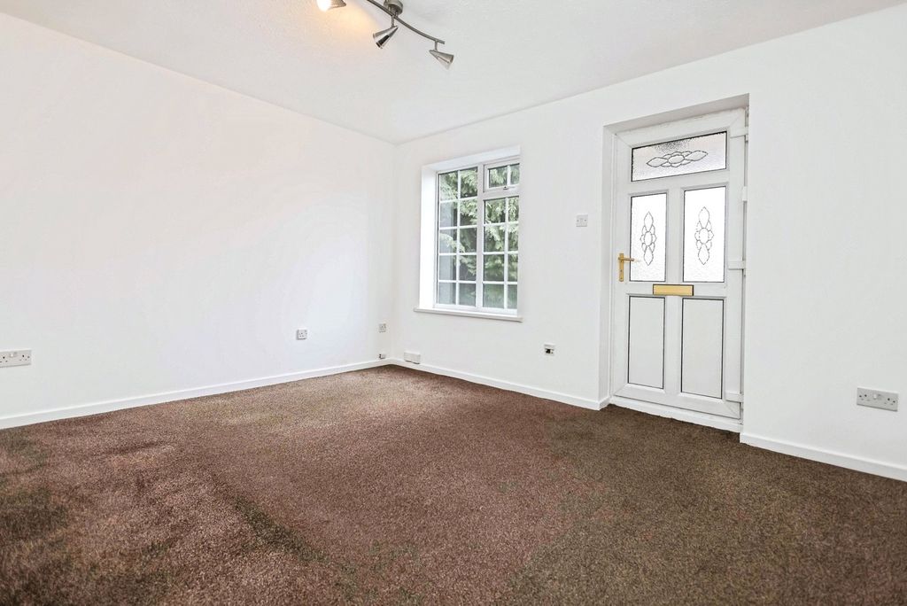 Property photo 3 of 17 Lounge