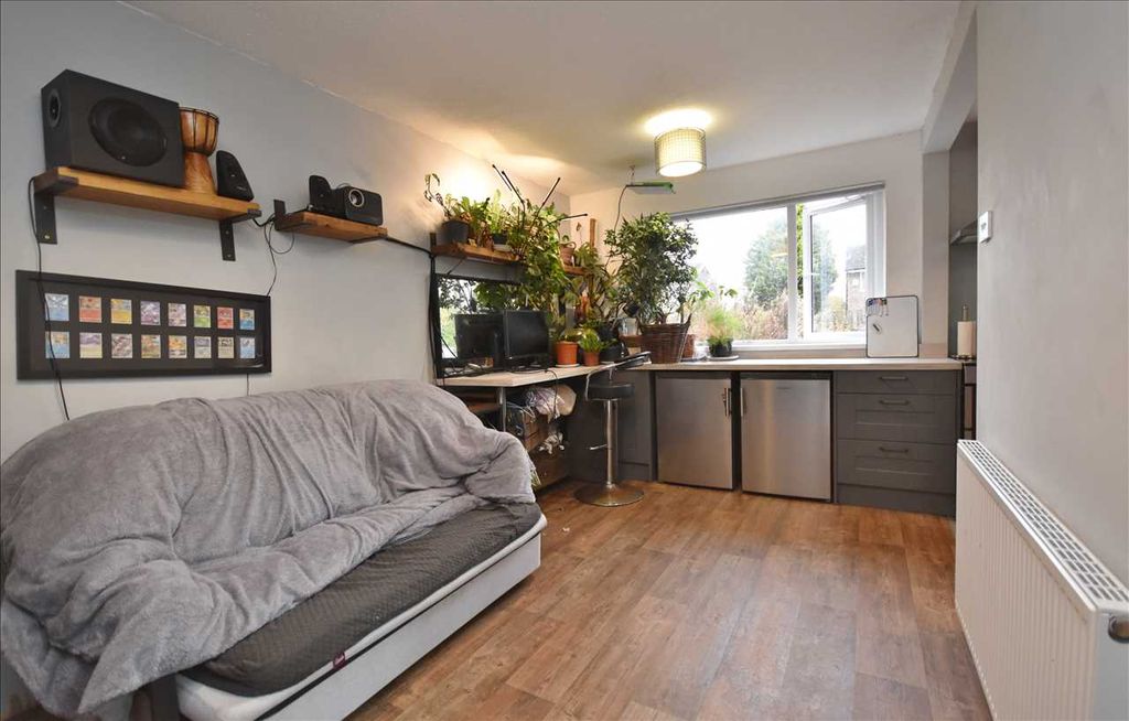 Property photo 2 of 5 Living Room/Bedroom Area