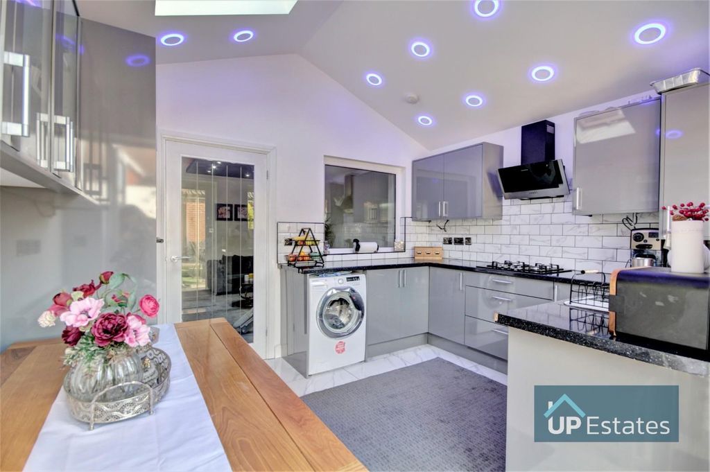 Property photo 3 of 15 Kitchen 4.Jpg