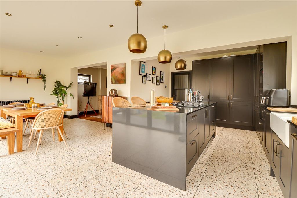 Property photo 3 of 25