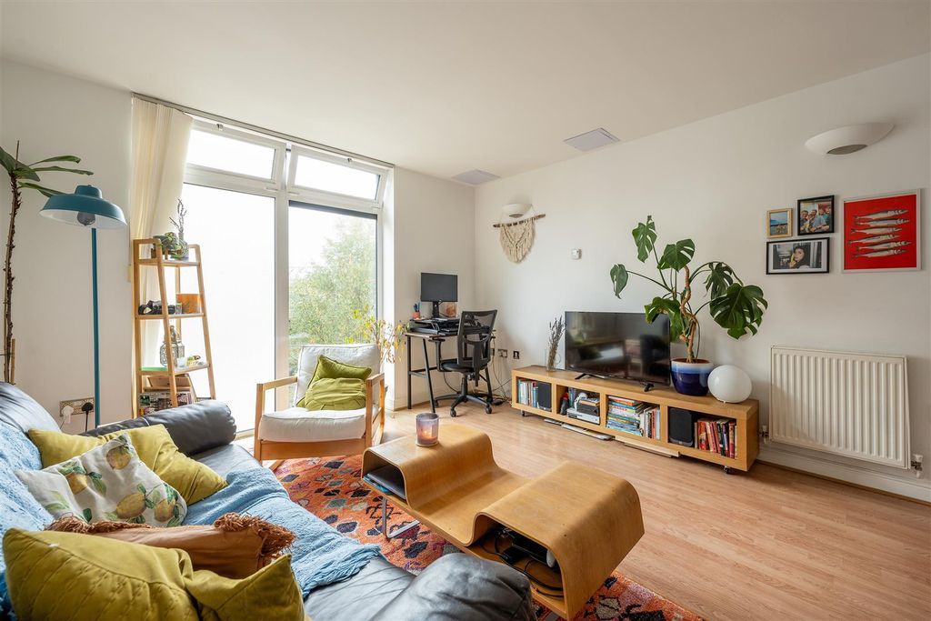 Property photo 2 of 17 Martello Street, E8