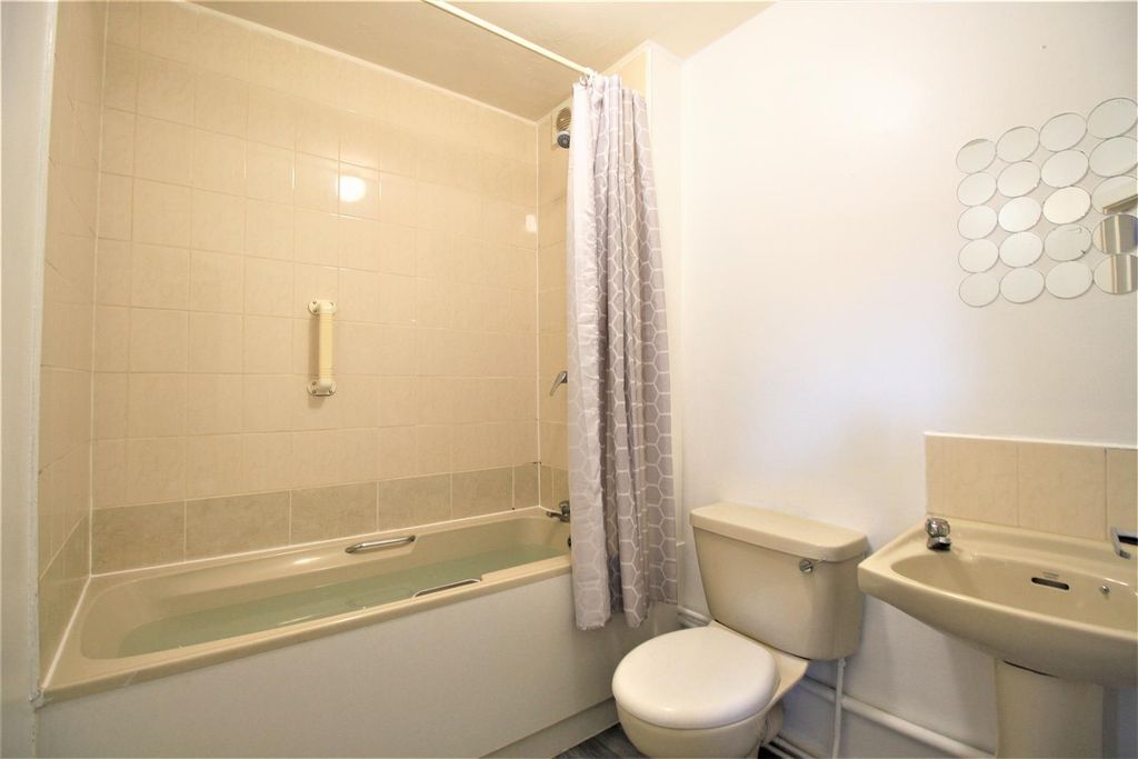 Property photo 3 of 9 Bathroom.Jpg