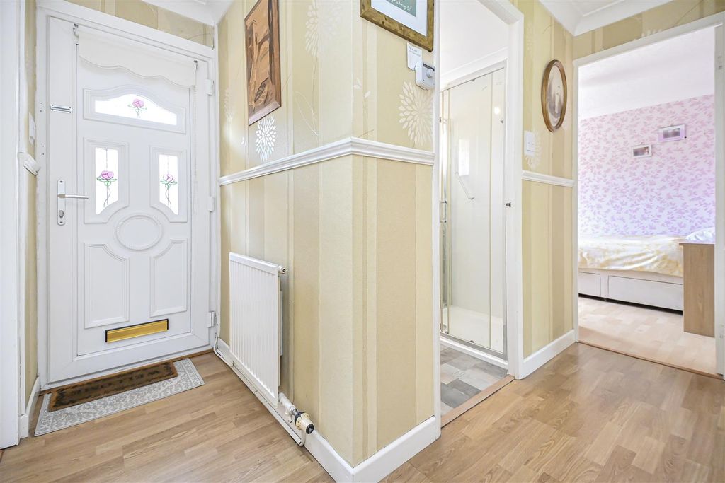 Property photo 2 of 44 13 Schofield Gardens Hallway.Jpg