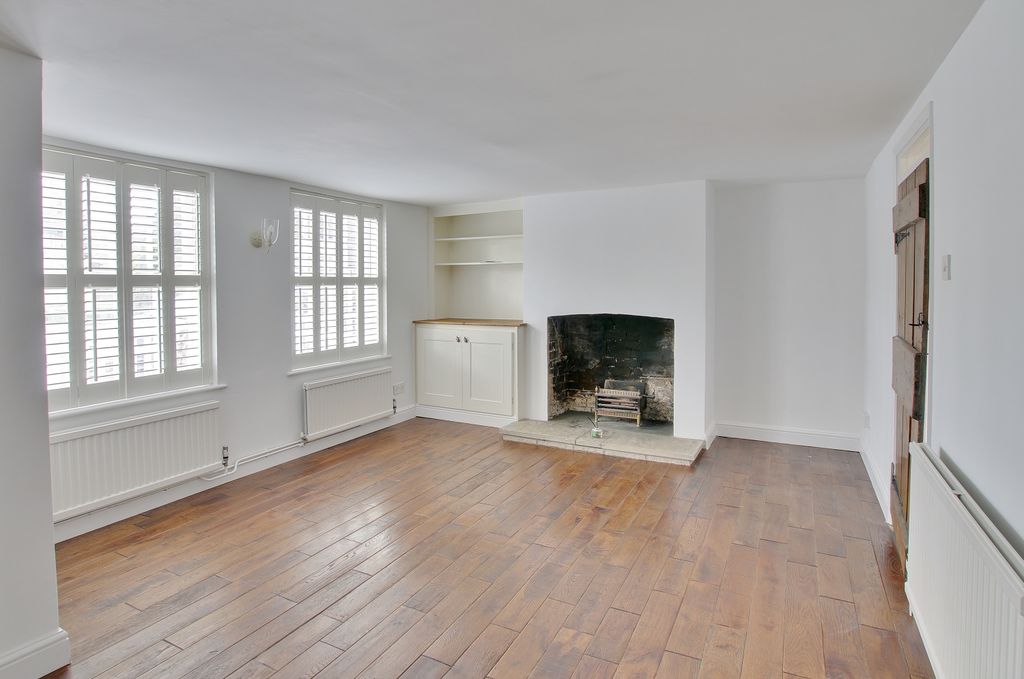 Property photo 2 of 7 May Cottage, High Street, Hemingford Abbots, Loung