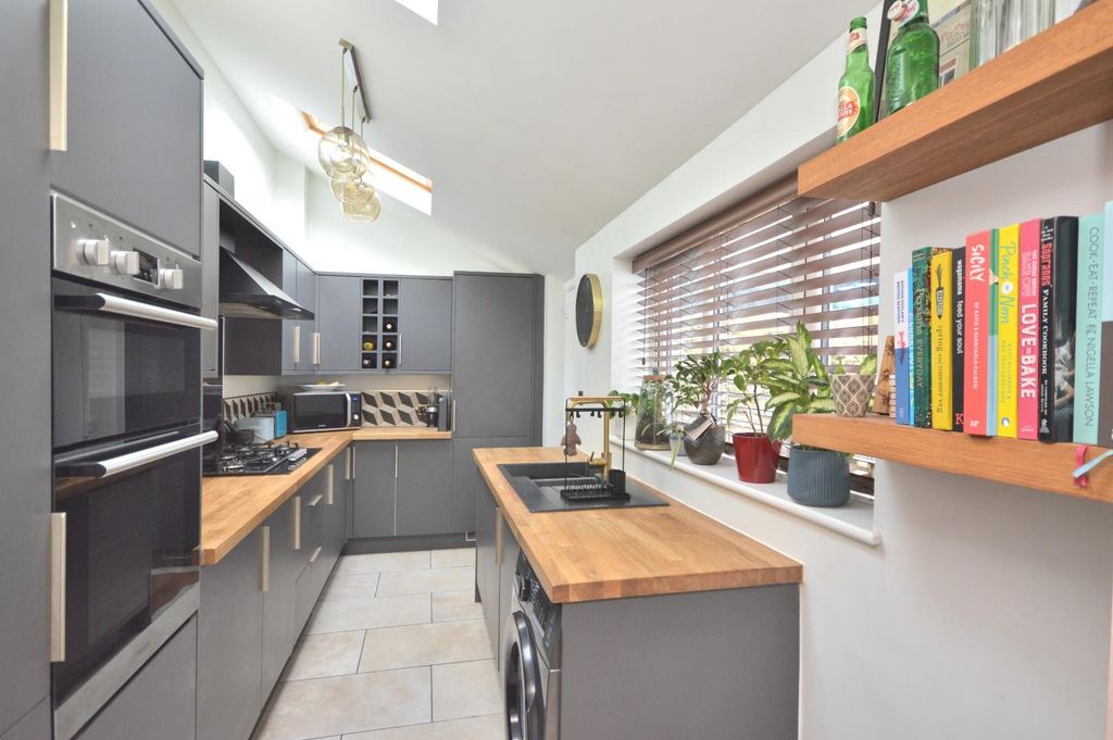 Property photo 3 of 23 Kitchen