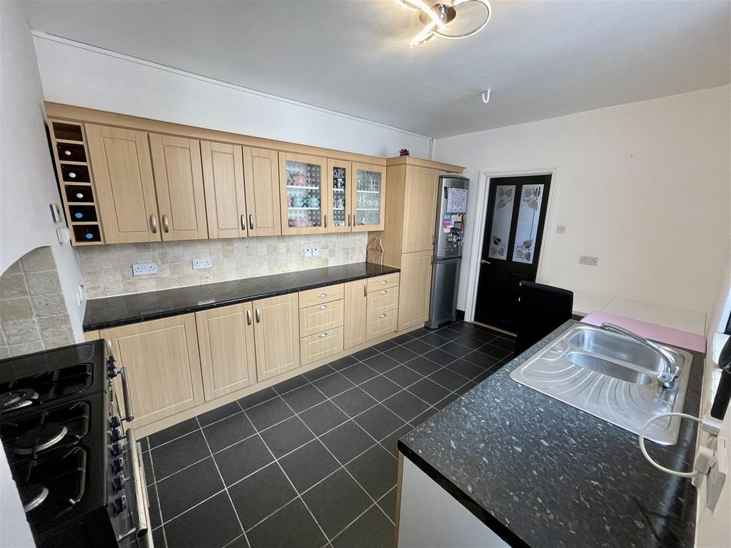 Property photo 3 of 21 Kitchen