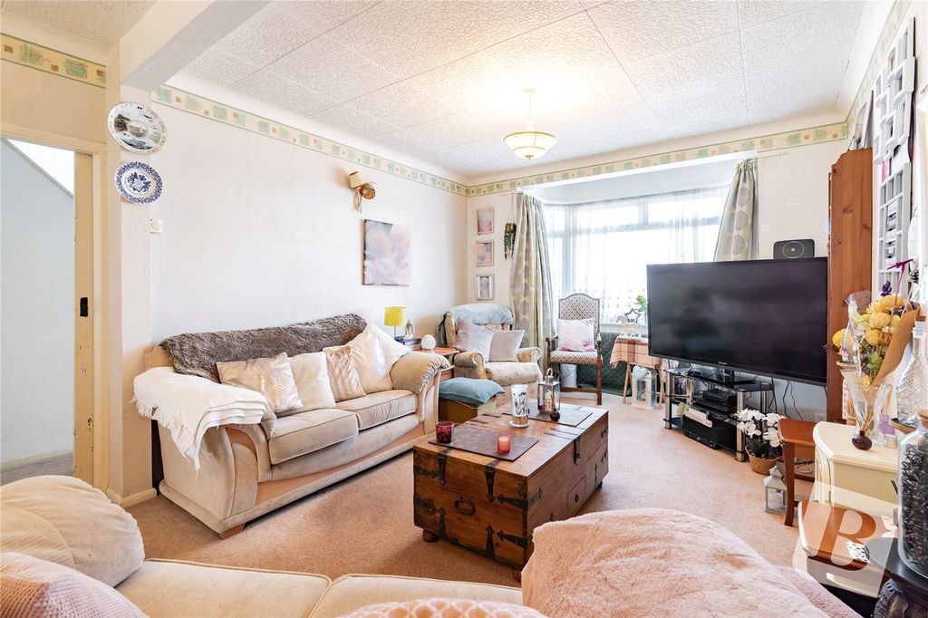 Property photo 3 of 17 Living Room