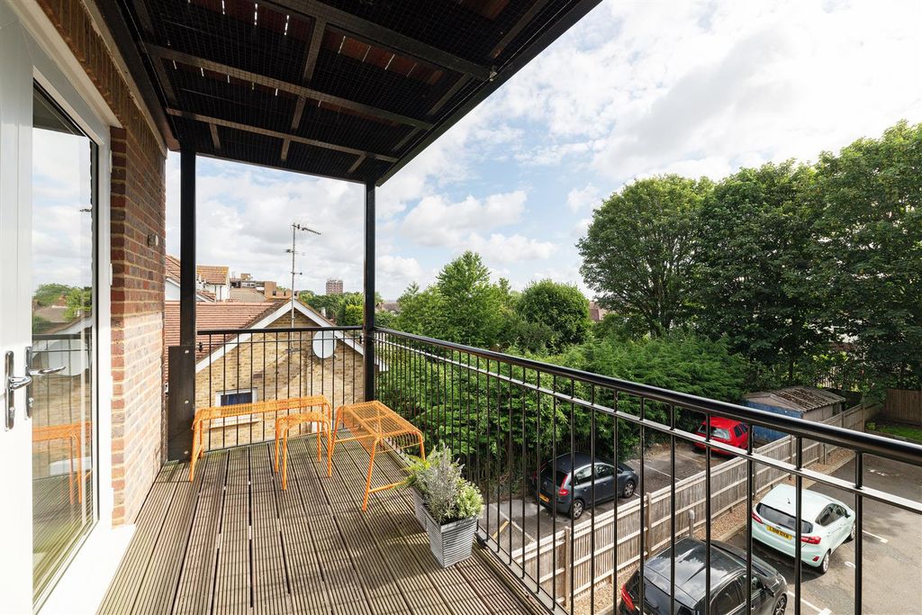 Property photo 3 of 10 Helmsdale Court, 77 Woodcote Road9.Jpg