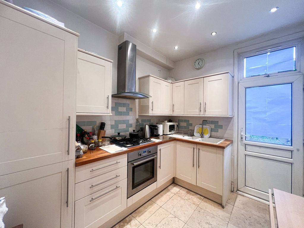 Property photo 2 of 11 James Lane E11