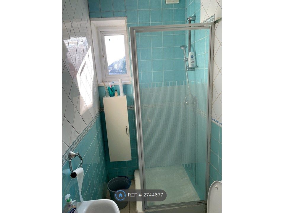 Property photo 3 of 6 Studio Shower