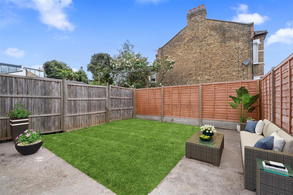 Property photo 2 of 26 8B Wycliffe Street-7.Jpg