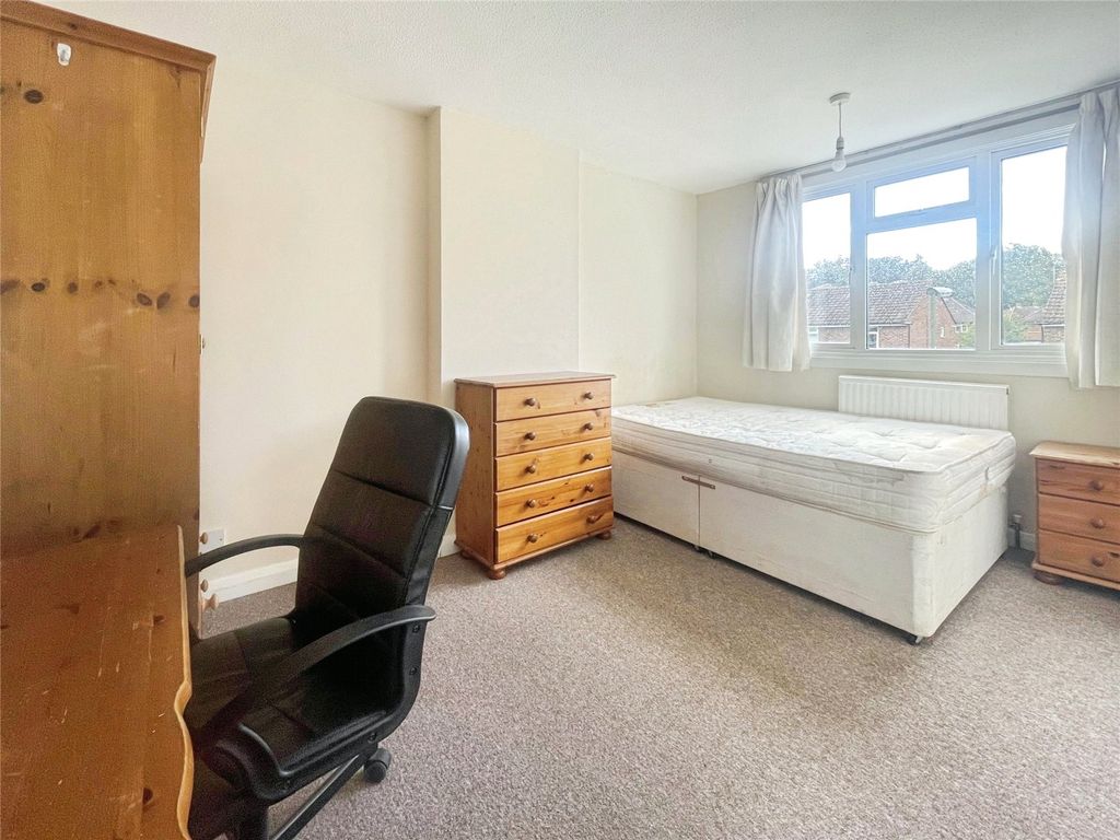 Property photo 1 of 9 Bedroom