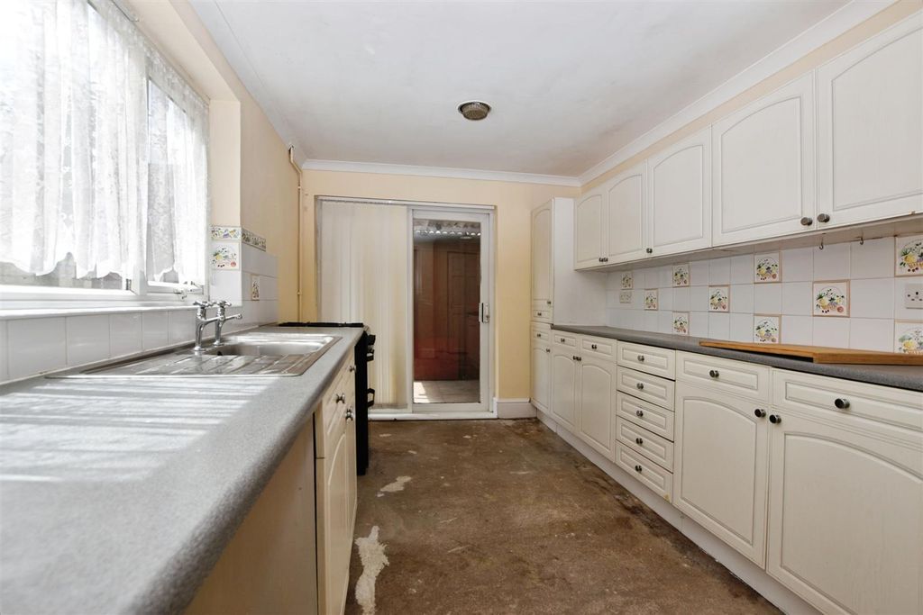 Property photo 3 of 10 Kitchen