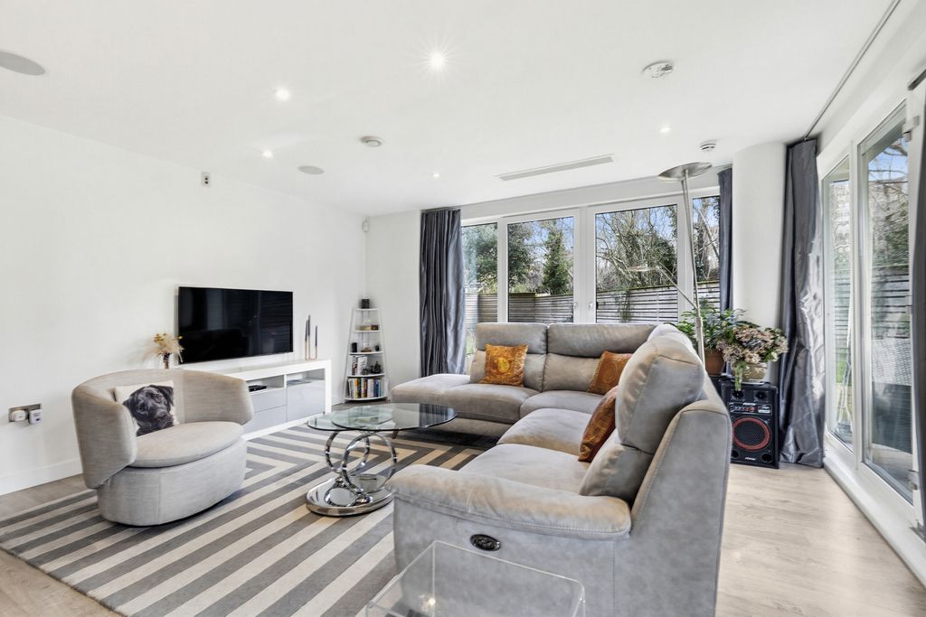 Property photo 2 of 9