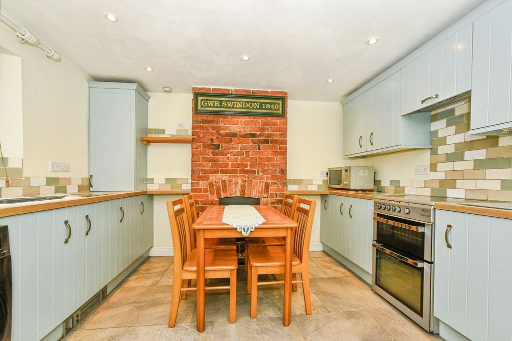 Property photo 2 of 21