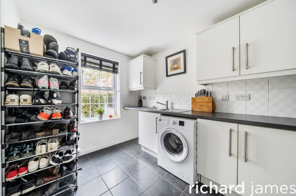 Property photo 3 of 12 36E018449717467Aba6943514Ae2B370
