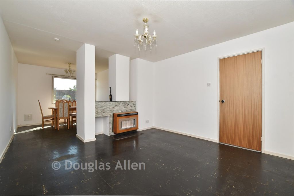 Property photo 3 of 10 Lounge