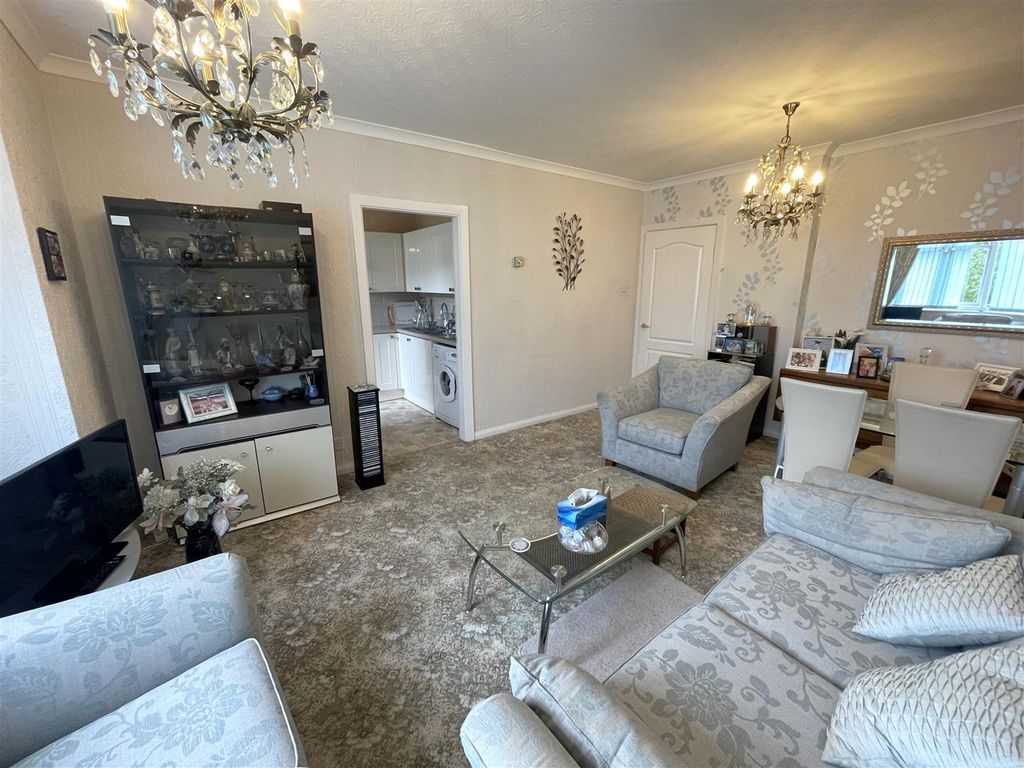 Property photo 3 of 11 Lounge