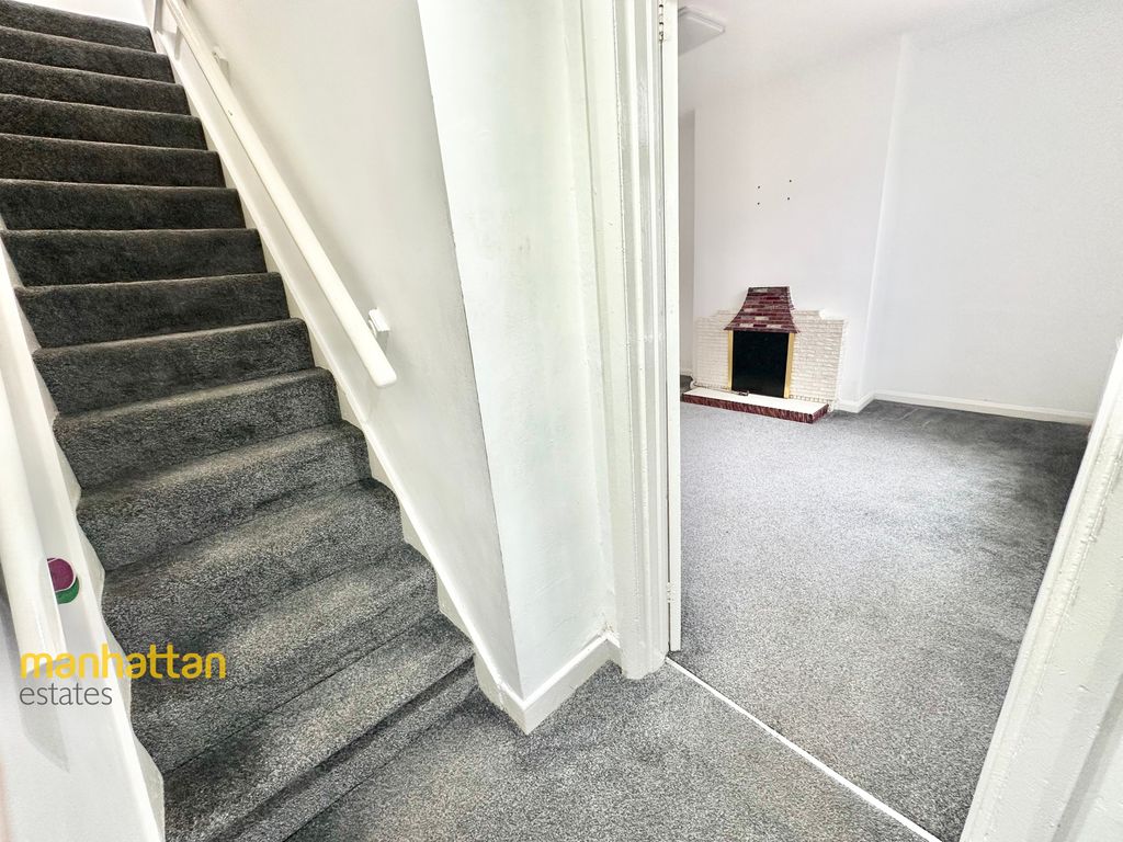 Property photo 2 of 17 Hallway