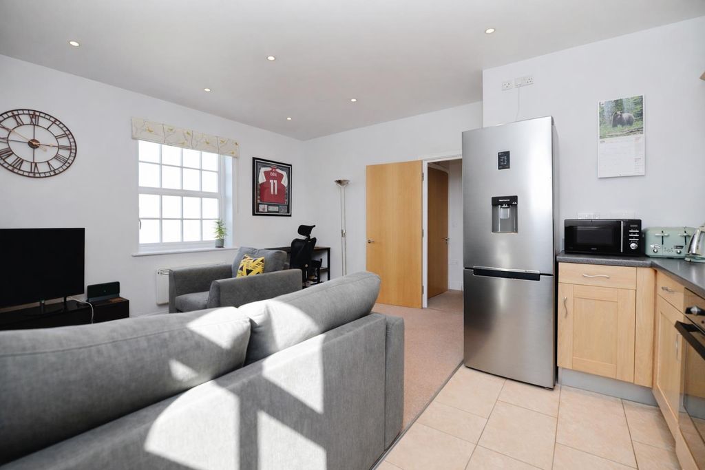 Property photo 3 of 15 Op Living.Jpg