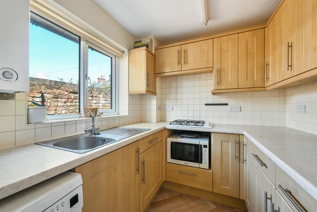 Property photo 2 of 15 2 Ryeford Court Tn31 (13)