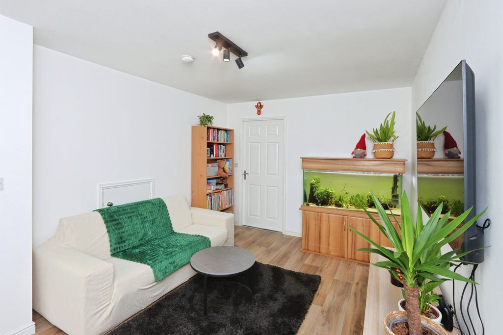 Property photo 3 of 20 Lounge2