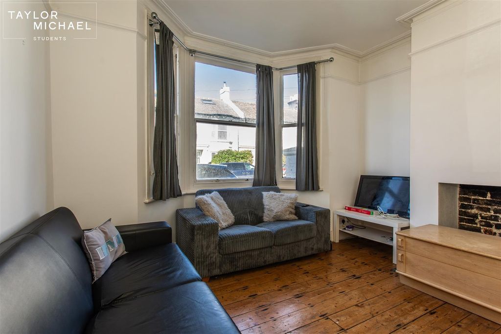 Property photo 1 of 21 Living Room