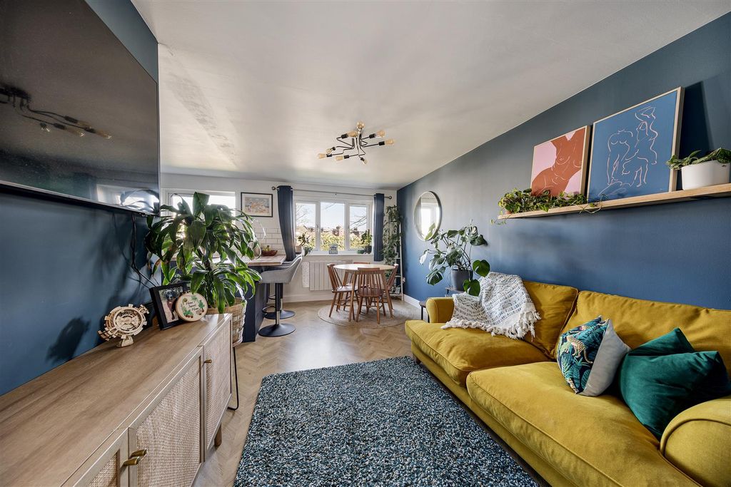 Property photo 2 of 22 2, Brockway Close E11