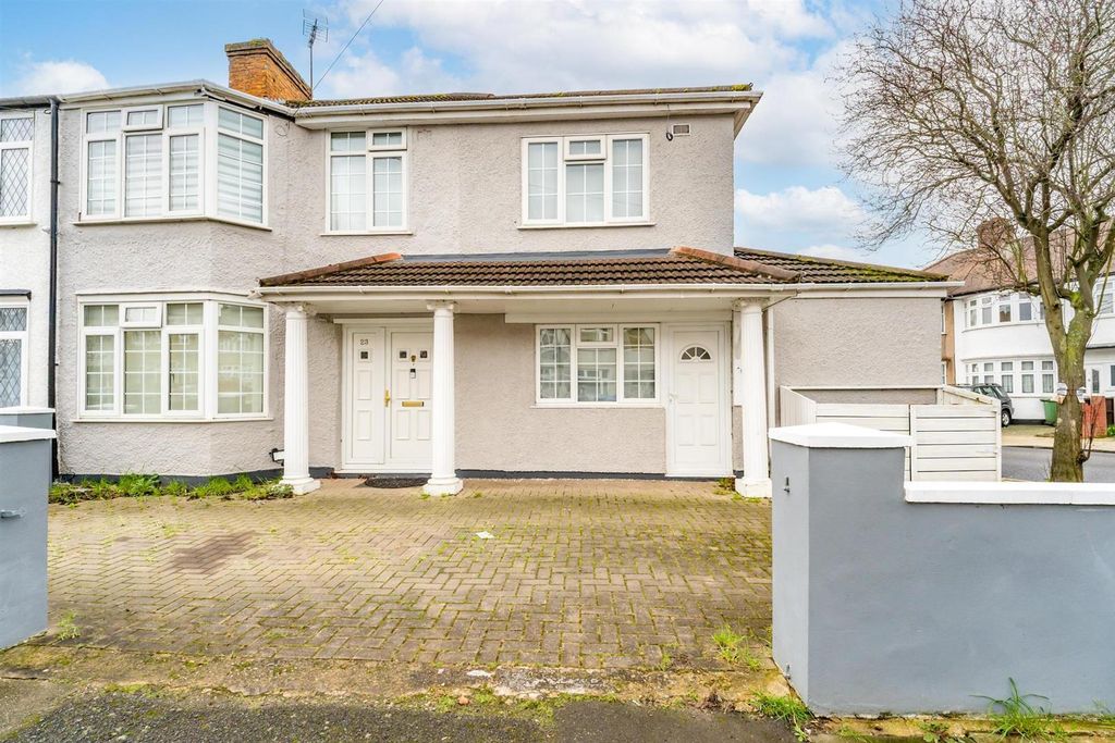 Property photo 2 of 15 002-23 Wickham Road.Jpg