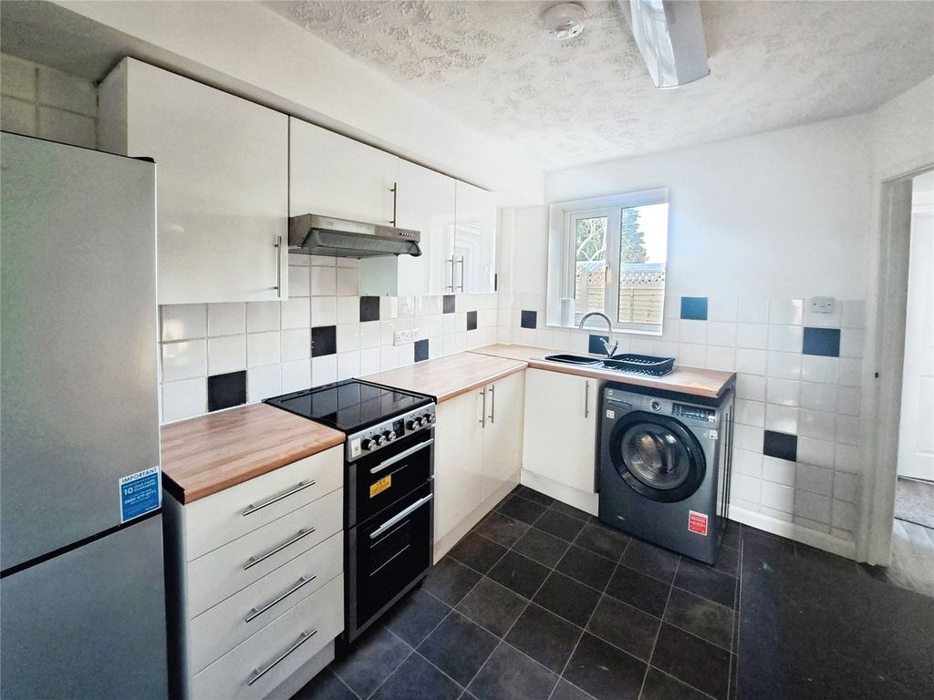 Property photo 3 of 8 Kitchen