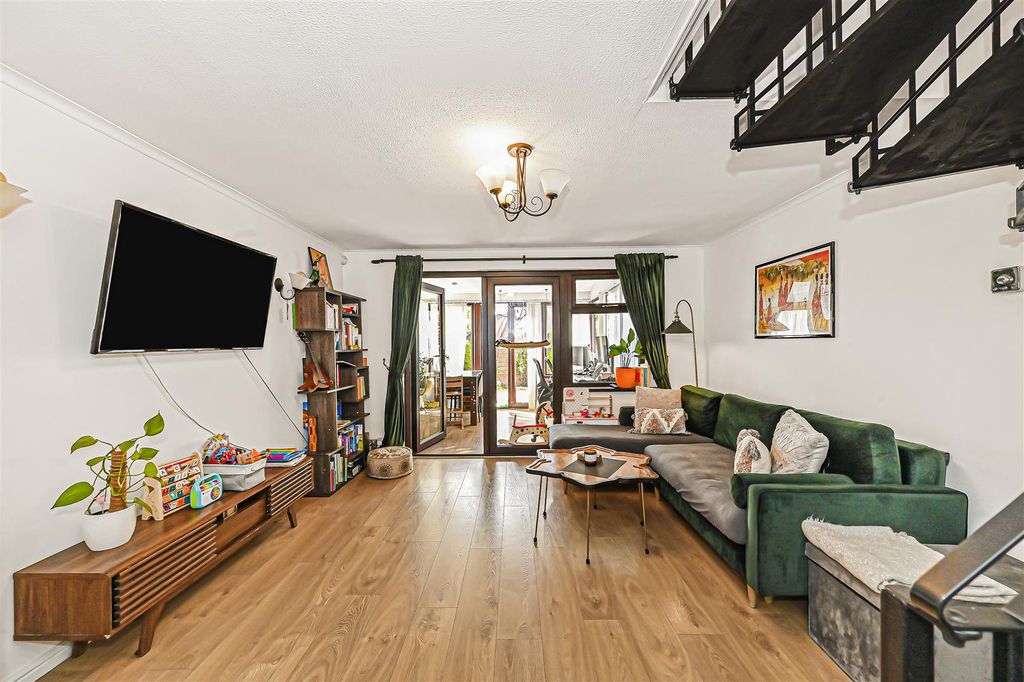 Property photo 2 of 13 16-Claire-Place15.Jpg
