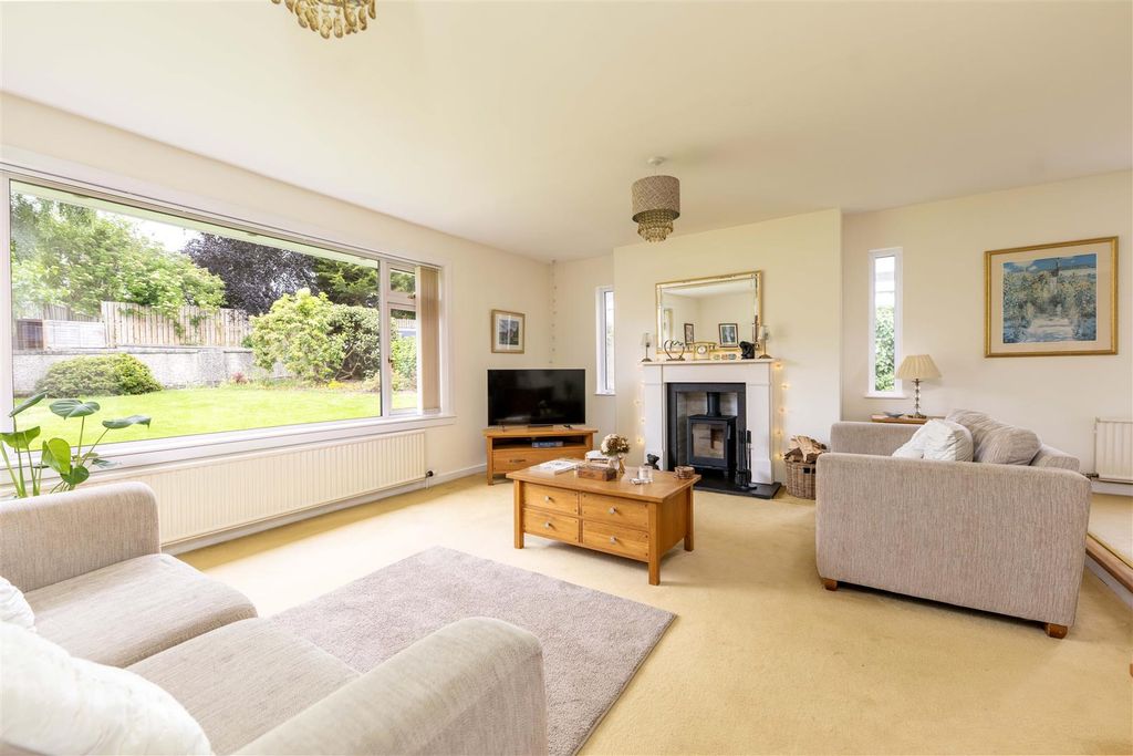 Property photo 3 of 22 Lochardl Place 0007.Jpg